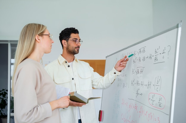 Foto gratuita personas de tiro medio que estudian matemáticas.