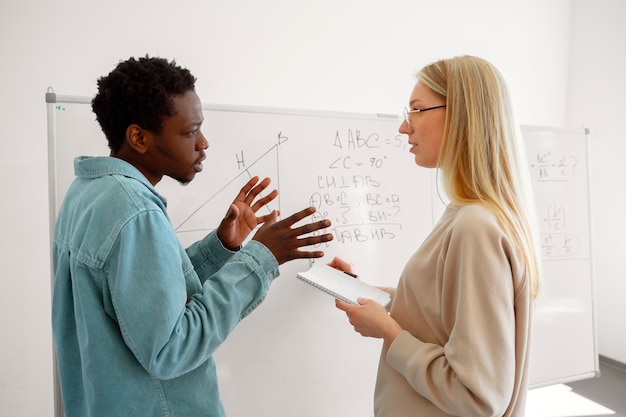 Personas de tiro medio que estudian matemáticas.