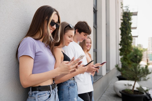 Personas de tiro medio con teléfonos inteligentes