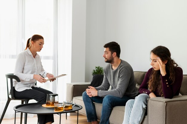 Personas de tiro medio en terapia de pareja.