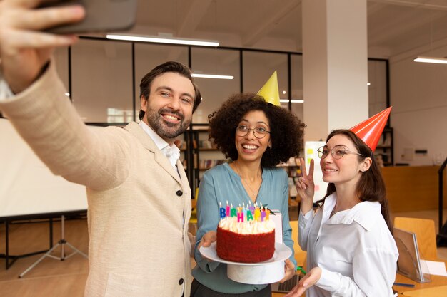 Personas de tiro medio tomando selfie