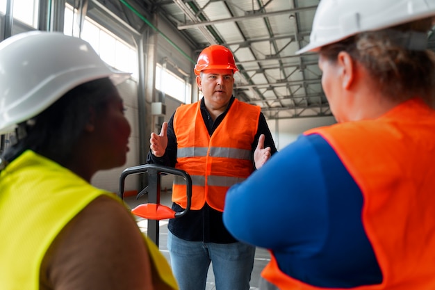 Foto gratuita personas de tiro medio trabajando en la construcción.