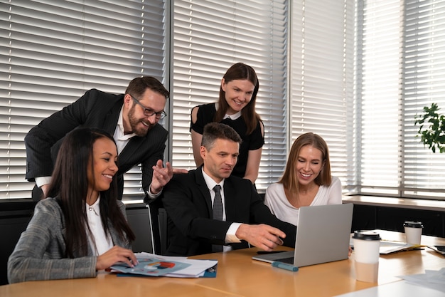 Personas de tiro medio trabajando juntas