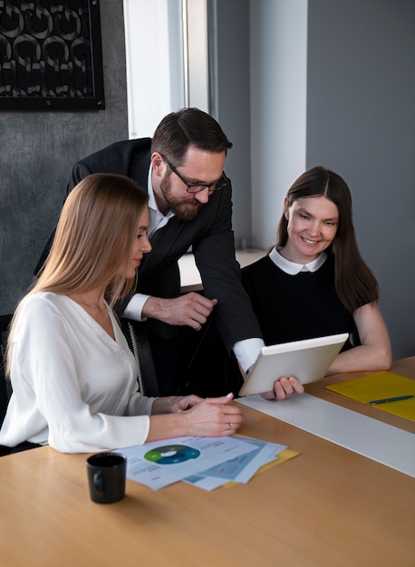 Personas de tiro medio trabajando juntas