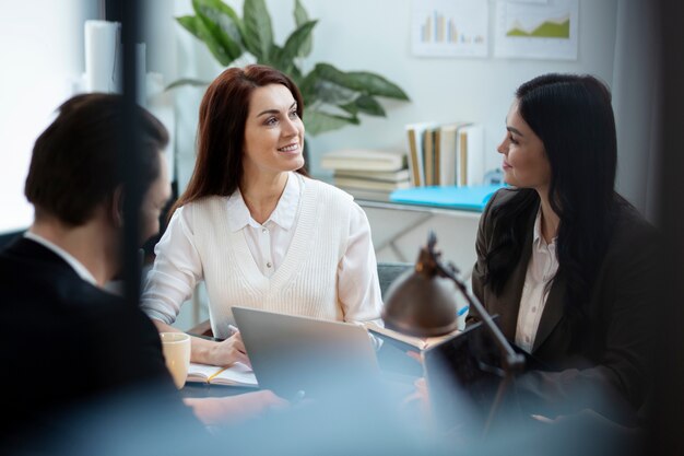 Personas de tiro medio trabajando juntas