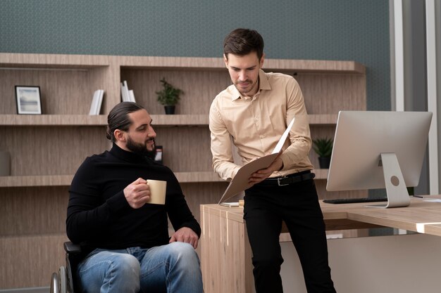 Personas de tiro medio trabajando juntas