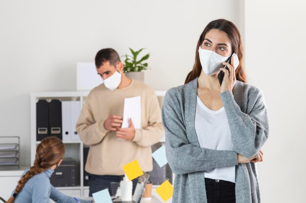 Personas trabajando en interiores de tiro medio