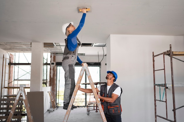 Foto gratuita personas trabajando juntas como equipo