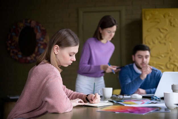 Personas trabajando juntas plano medio