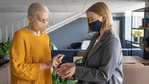 Personas en el trabajo con máscaras médicas.