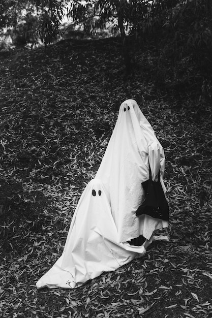 Personas en trajes de fantasmas posando en el parque