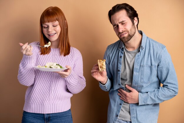 Personas con trastorno alimentario almorzando juntas