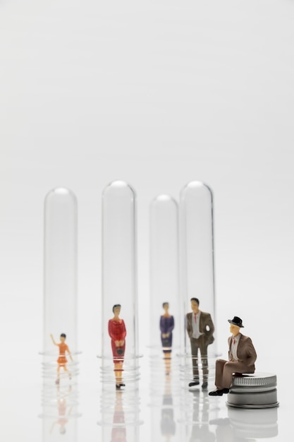 Personas en tubos de vidrio durante la pandemia para la prevención