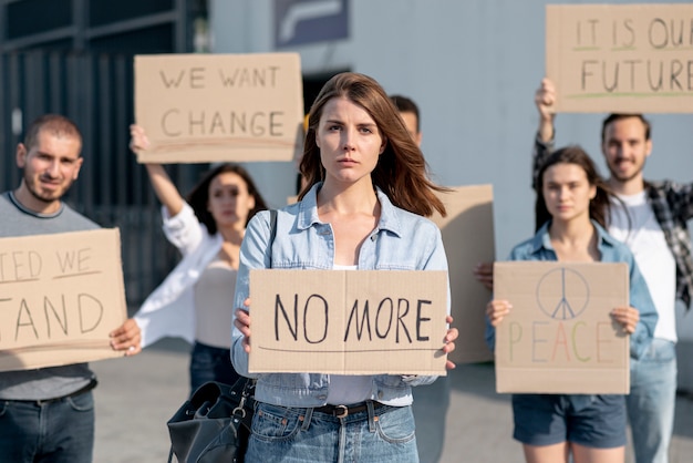 Las personas se unen por la paz mundial