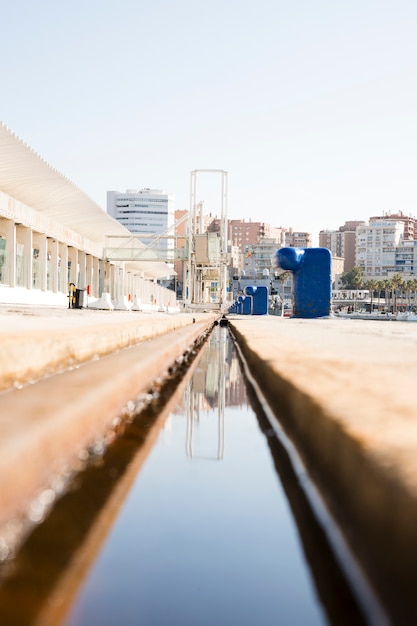 Foto gratuita perspectiva en disminución del canal de agua cerca del muelle.