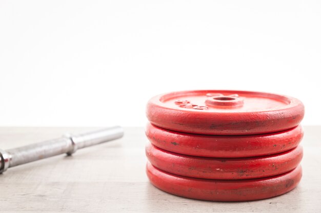 Pesas de alto ángulo en el gimnasio para entrenar