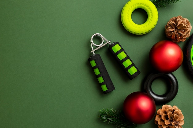 Foto gratuita pesas de fitness navideñas para regalo de entrenamiento.