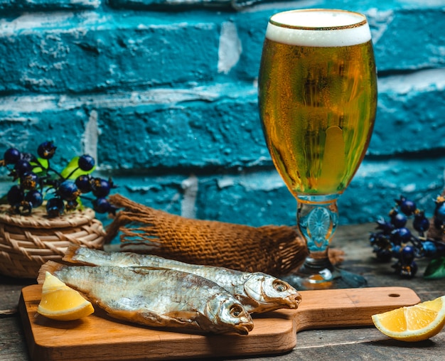 Pescado ahumado servido con cerveza