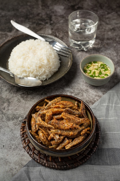 Foto gratuita pescado al horno con salsa de mariscos concepto asiático.