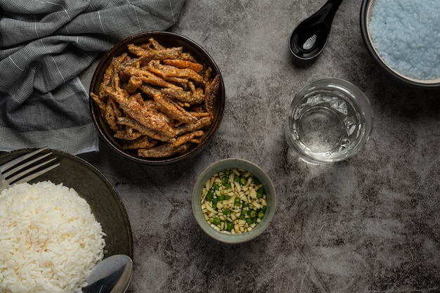 Foto gratuita pescado al horno con salsa de mariscos concepto asiático.