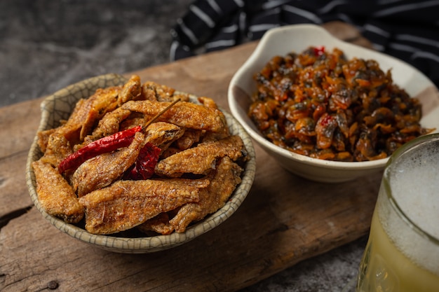 Foto gratuita pescado al horno con salsa de mariscos concepto asiático.