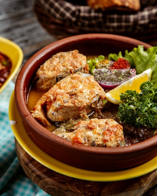 Foto gratuita pescado al horno con vista lateral de limón