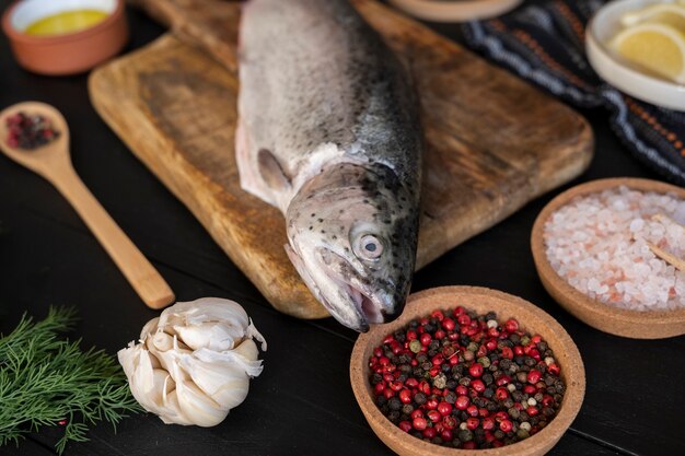 Pescado de alto ángulo listo para cocinar