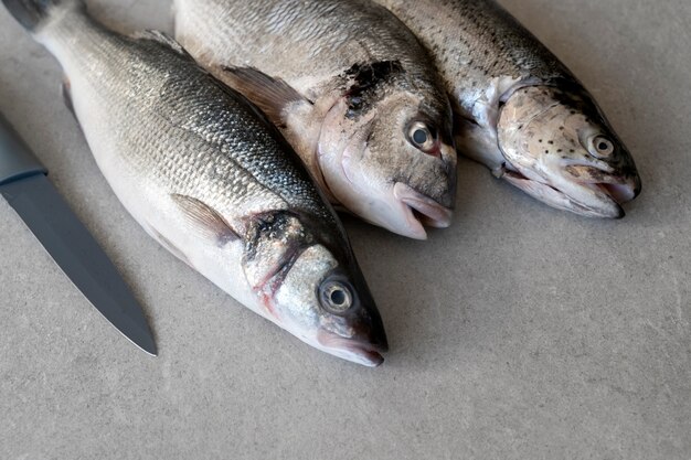 Pescado de alto ángulo listo para cocinar