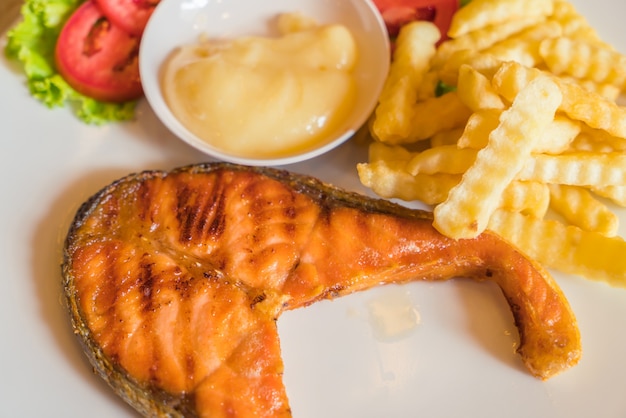 Foto gratuita pescado a la barbacoa con patatas fritas visto desde arriba