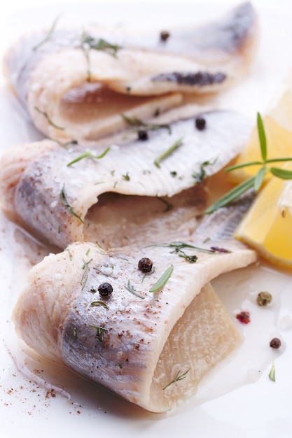 Foto gratuita pescado con bolas de pimienta de cerca