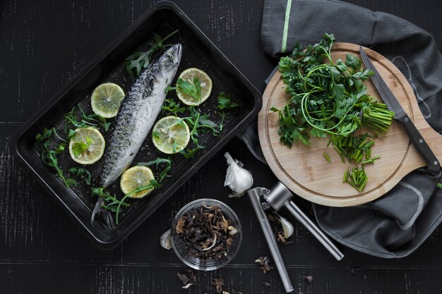 Pescado cerca de perejil y especias