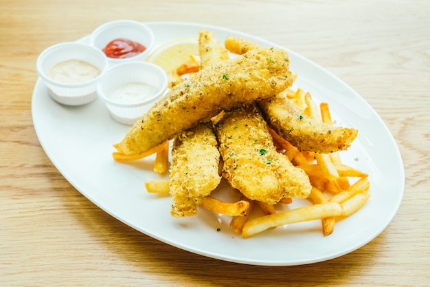 Foto gratuita pescado y chip con patatas fritas