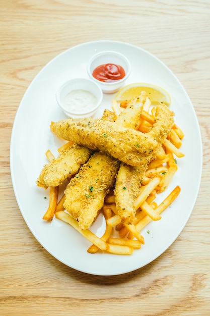 Pescado y chip con patatas fritas