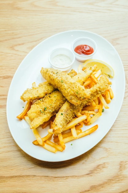 pescado y chip con patatas fritas