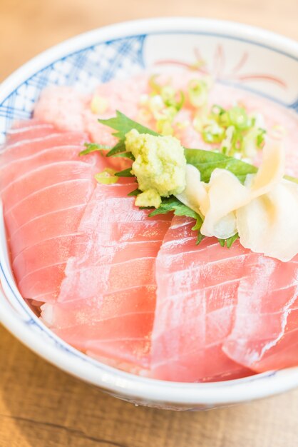Pescado crudo carne de atún en un tazón de arroz