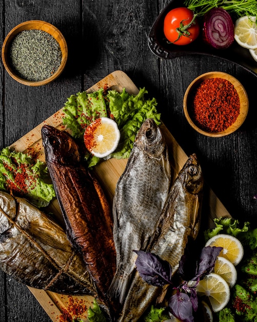 Pescado entero ahumado y a la parrilla con especias y limón.