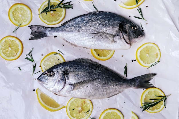 Foto gratuita pescado fresco con limón en blanco