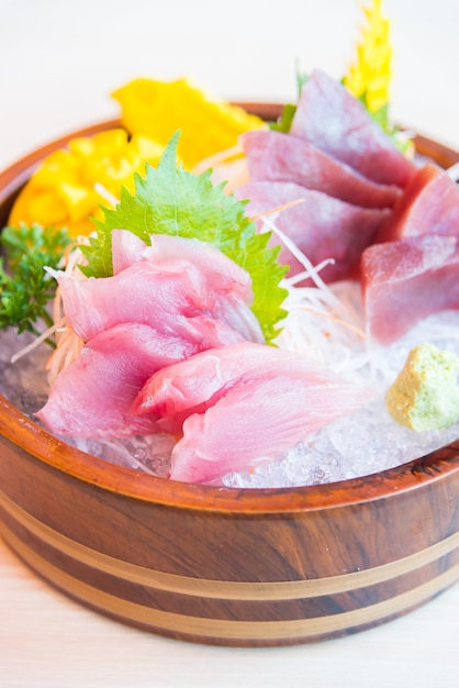 Foto gratuita pescado fresco de sashimi crudo