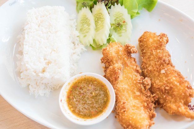 Pescado frito con arroz