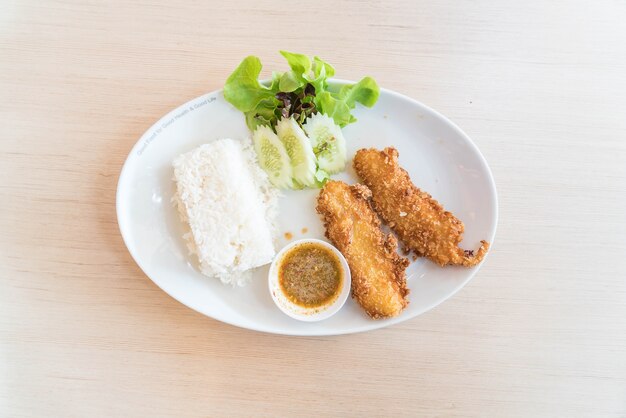 Pescado frito con arroz