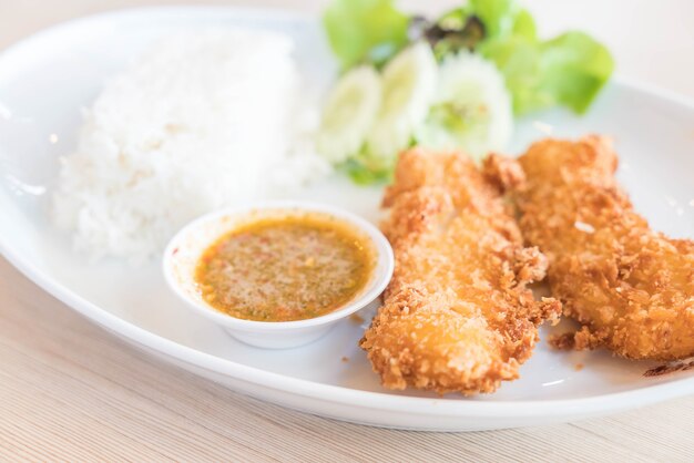 Pescado frito con arroz