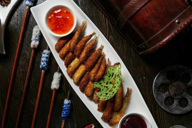 Pescado frito empanizado con salsa de ají dulce