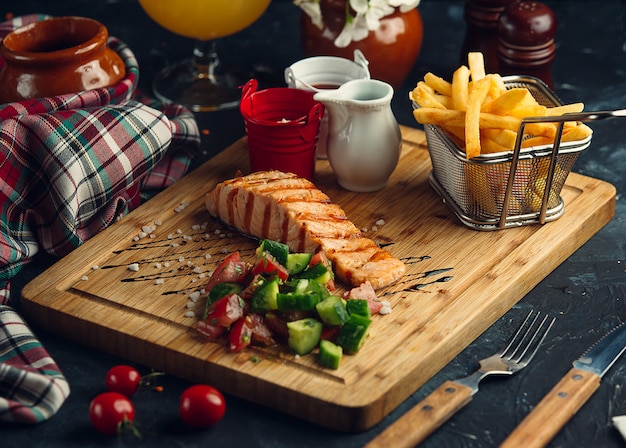 Pescado frito con ensalada fresca y papas fritas