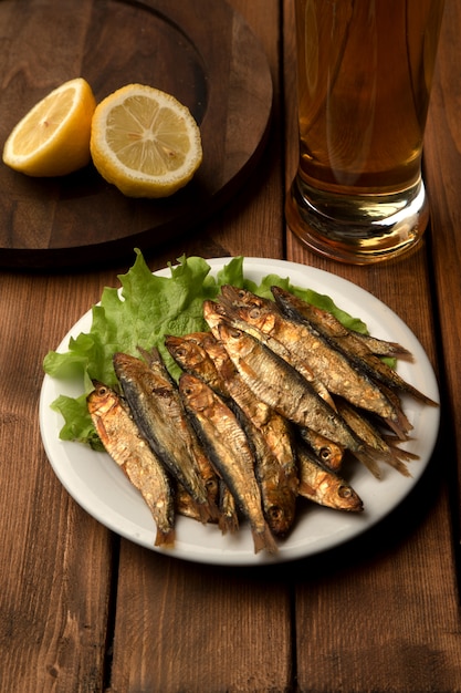 Pescado frito con jarra de cerveza