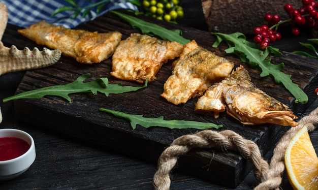 Foto gratuita pescado frito en la mesa