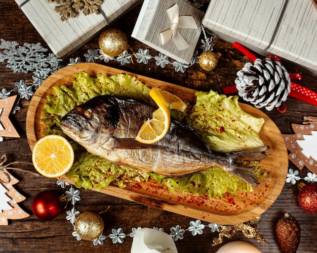 Pescado frito con pimiento y rodajas de limón