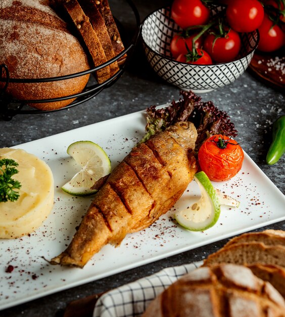 Pescado frito con puré de papa