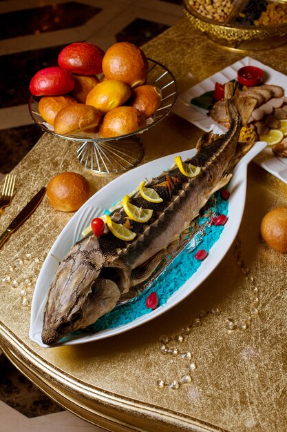 Pescado frito con rodajas de limón