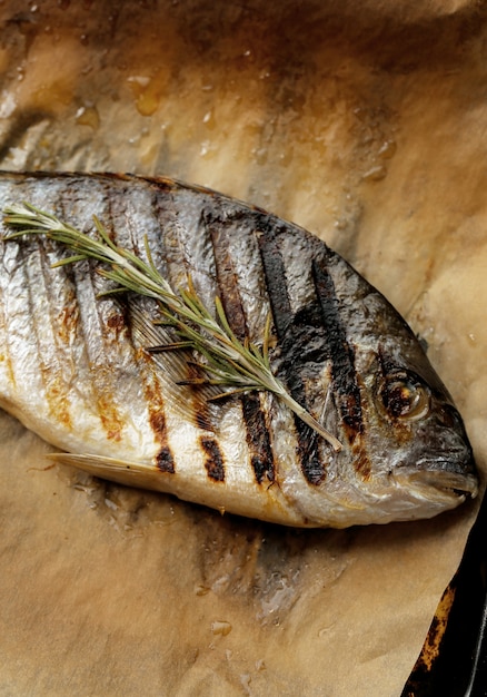 Foto gratuita pescado frito con romero