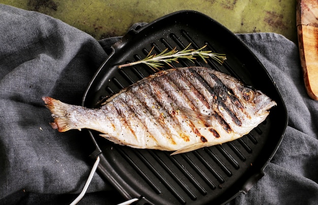 Pescado frito con romero